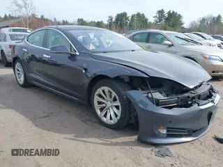 2017 Tesla Model S 100D z VIN 5YJSA1E28HF229836, wystawiony jako IAAI lot #42011901 z przebiegiem 81 012 mil mil oraz . Historia ofert i sprzedaży dostępna na DreamBid. Obrazek 1.