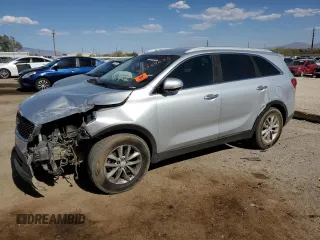 2017 Kia Sorento LX z VIN 5XYPG4A58HG236008, wystawiony jako Copart lot #55789635 z przebiegiem 157 520 mil mil oraz Szkoda całkowita • Salvage title. Historia ofert i sprzedaży dostępna na DreamBid. Obrazek 1.