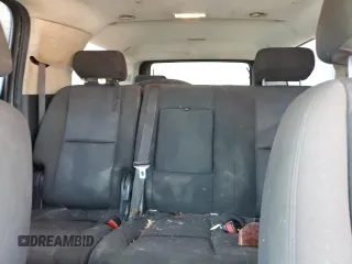 2010 Chevrolet Suburban LS z VIN 1GNUKHE32AR212268, wystawiony jako Copart lot #57613895 z przebiegiem 294 117 mil mil oraz Szkoda całkowita • Salvage title. Historia ofert i sprzedaży dostępna na DreamBid. Obrazek 10.