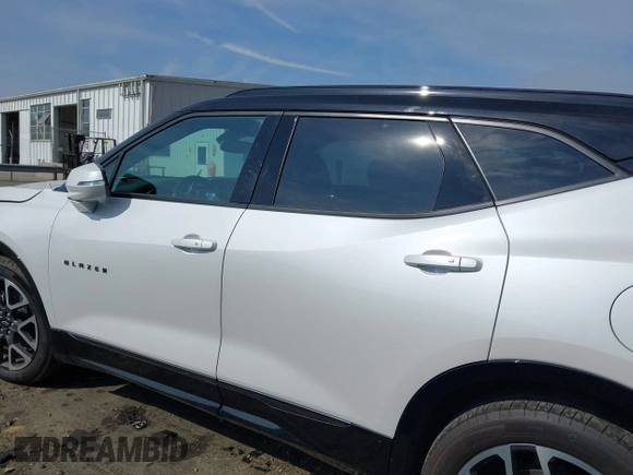 2024 Chevrolet Blazer RS z VIN 3GNKBKRSXRS143036, wystawiony jako IAAI lot #42117715 z przebiegiem 16 093 mil mil oraz . Historia ofert i sprzedaży dostępna na DreamBid. Obrazek 14.