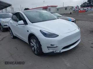 2024 Tesla Model Y Long Range with VIN 7SAYGDEEXRF059620, listed as a IAAI auction lot 42190425 with 16,682 mi miles. Bid and sale history available at carsss.com. Image 1.