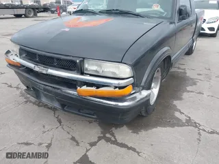 2000 Chevrolet S-10 LS with VIN 1GCCS19W5Y8161574, listed as a IAAI auction lot 41935197 with 255,231 mi miles. Bid and sale history available at carsss.com. Image 18.