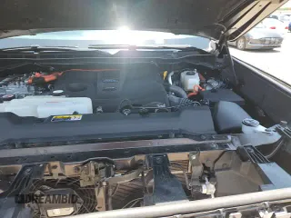 2022 Toyota Tundra Limited Hybrid z VIN 5TFJC5EC3NX001878, wystawiony jako Copart lot #64201395 z przebiegiem 24 607 mil mil oraz Czysty tytuł • Clean title. Historia ofert i sprzedaży dostępna na DreamBid. Obrazek 13.