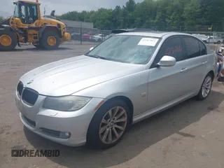 2011 BMW 3 Series 328i xDrive z VIN WBAPK5G5XBNN29191, wystawiony jako IAAI lot #42367812 z przebiegiem 155 821 mil mil oraz . Historia ofert i sprzedaży dostępna na DreamBid. Obrazek 2.