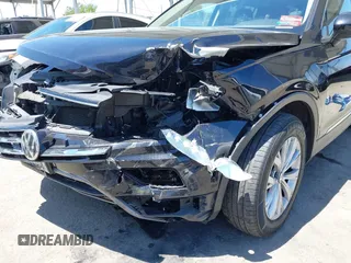 2018 Volkswagen Tiguan SEL z VIN 3VV3B7AX3JM210300, wystawiony jako IAAI lot #42189355 z przebiegiem 83 802 mil mil oraz . Historia ofert i sprzedaży dostępna na DreamBid. Obrazek 6.