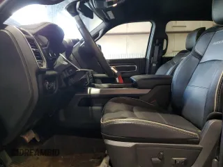 2024 Ram 2500 Laramie z VIN 3C6UR5NL3RG103131, wystawiony jako Copart lot #67840964 z przebiegiem 131 962 mil mil oraz Szkoda całkowita • Salvage title. Historia ofert i sprzedaży dostępna na DreamBid. Obrazek 7.