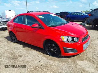 2016 Chevrolet Sonic LT z VIN 1G1JC5SH1G4174327, wystawiony jako IAAI lot #42436867 z przebiegiem 87 711 mil mil oraz . Historia ofert i sprzedaży dostępna na DreamBid. Obrazek 1.