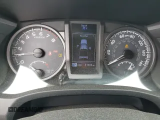 2018 Toyota Tacoma SR5 z VIN 3TMAZ5CN1JM073441, wystawiony jako Copart lot #59153555 z przebiegiem 31 383 mil mil oraz Szkoda całkowita • Salvage title. Historia ofert i sprzedaży dostępna na DreamBid. Obrazek 9.