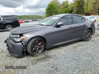 2018 Alfa Romeo Giulia Ti Sport z VIN ZARFAECN3J7576014, wystawiony jako Copart lot #52408195 z przebiegiem Nie podano mil oraz Szkody całkowita. Historia ofert i sprzedaży dostępna na DreamBid. Obrazek 1.