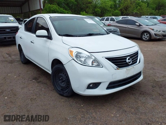 2013 Nissan Versa SV z VIN 3N1CN7AP0DL824093, wystawiony jako IAAI lot #41962416 z przebiegiem 132 846 mil mil oraz . Historia ofert i sprzedaży dostępna na DreamBid. Obrazek 1.