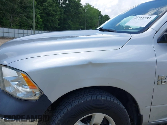 2018 Ram 1500 Express z VIN 3C6RR6KG4JG252350, wystawiony jako IAAI lot #42537585 z przebiegiem 202 104 mil mil oraz . Historia ofert i sprzedaży dostępna na DreamBid. Obrazek 6.