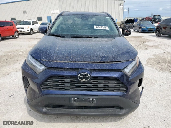 2022 Toyota RAV4 XLE with VIN 2T3W1RFV3NW209301, listed as a Copart auction lot 50494545 with 28,940 mi miles and Salvage Title. Bid and sale history available at carsss.com. Image 5.