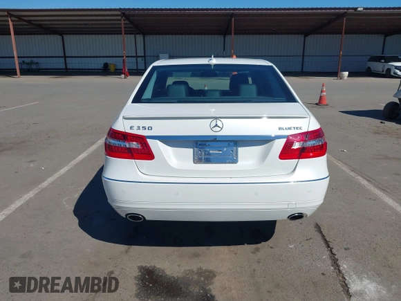 2011 Mercedes-Benz E 350 Luxury z VIN WDDHF2EB6BA505602, wystawiony jako IAAI lot #41859128 z przebiegiem 114 146 mil mil oraz . Historia ofert i sprzedaży dostępna na DreamBid. Obrazek 17.