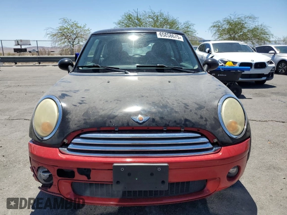 2008 MINI Hardtop z VIN WMWMF33518TT66193, wystawiony jako Copart lot #65858675 z przebiegiem 155 749 mil mil oraz Czysty tytuł • Clean title. Historia ofert i sprzedaży dostępna na DreamBid. Obrazek 5.
