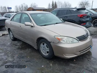 2002 Toyota Camry XLE z VIN 4T1BF32K42U533788, wystawiony jako IAAI lot #42024918 z przebiegiem 120 168 mil mil oraz . Historia ofert i sprzedaży dostępna na DreamBid. Obrazek 1.