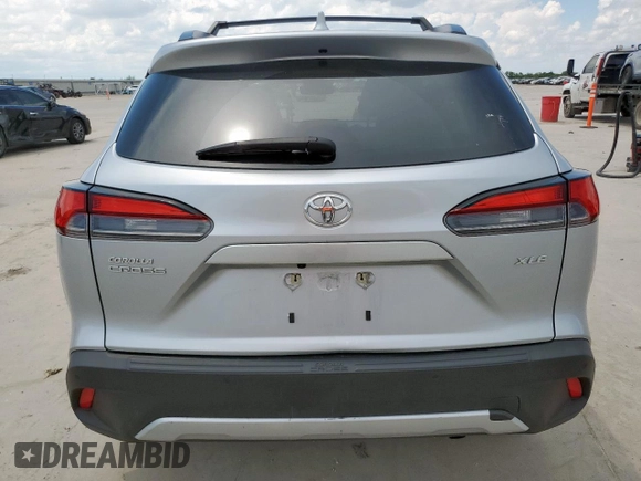 2023 Toyota Corolla Cross XLE z VIN 7MUDAAAG8PV046530, wystawiony jako Copart lot #62220895 z przebiegiem 25 941 mil mil oraz Szkoda całkowita • Salvage title. Historia ofert i sprzedaży dostępna na DreamBid. Obrazek 6.