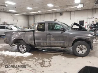 2022 Toyota Tacoma SR z VIN 3TYSX5EN1NT014066, wystawiony jako IAAI lot #41509622 z przebiegiem 32 638 mil mil oraz . Historia ofert i sprzedaży dostępna na DreamBid. Obrazek 12.