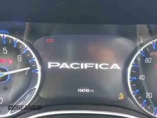 2020 Chrysler Pacifica Touring L Plus z VIN 2C4RC1EG5LR203664, wystawiony jako IAAI lot #42088493 z przebiegiem 104 745 mil mil oraz . Historia ofert i sprzedaży dostępna na DreamBid. Obrazek 15.