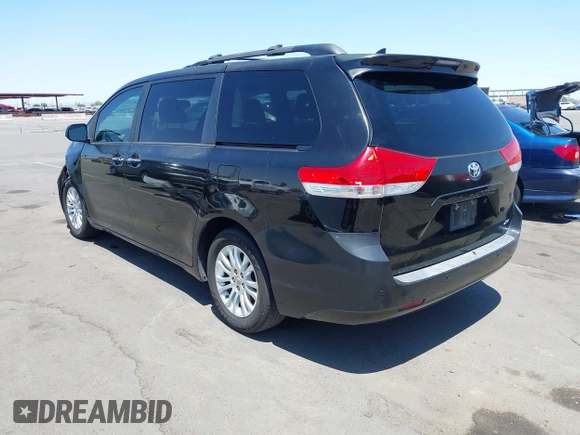 2012 Toyota Sienna XLE AAS z VIN 5TDYK3DC0CS268826, wystawiony jako IAAI lot #42317442 z przebiegiem 225 973 mil mil oraz . Historia ofert i sprzedaży dostępna na DreamBid. Obrazek 3.