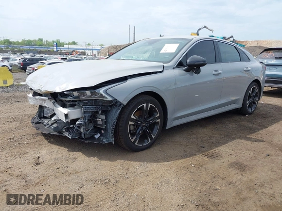 2023 Kia K5 GT-Line z VIN 5XXG64J26PG176483, wystawiony jako IAAI lot #42154614 z przebiegiem 61 050 mil mil oraz . Historia ofert i sprzedaży dostępna na DreamBid. Obrazek 2.