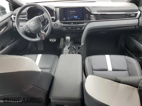 2025 Toyota Camry LE z VIN 4T1DAACK6SU025512, wystawiony jako Copart lot #54516175 z przebiegiem 11 046 mil mil oraz Czysty tytuł • Clean title. Historia ofert i sprzedaży dostępna na DreamBid. Obrazek 8.