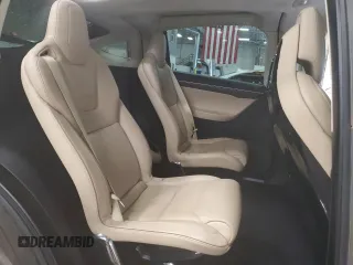 2016 Tesla Model X 70D z VIN 5YJXCBE20GF003018, wystawiony jako Copart lot #57671695 z przebiegiem 117 238 mil mil oraz Szkoda całkowita • Salvage title. Historia ofert i sprzedaży dostępna na DreamBid. Obrazek 11.