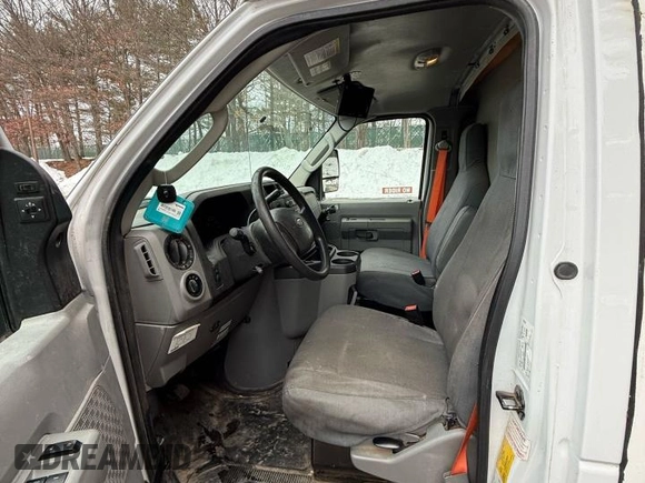2018 Ford Econoline Commercial z VIN 1FDXE4FS9JDC33221, wystawiony jako Copart lot #47133205 z przebiegiem 117 611 mil mil oraz Czysty tytuł • Clean title. Historia ofert i sprzedaży dostępna na DreamBid. Obrazek 5.
