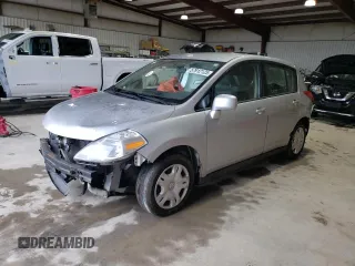 2010 Nissan Versa S z VIN 3N1BC1CP5AL376294, wystawiony jako Copart lot #57912125 z przebiegiem 199 491 mil mil oraz Szkody całkowita. Historia ofert i sprzedaży dostępna na DreamBid. Obrazek 1.