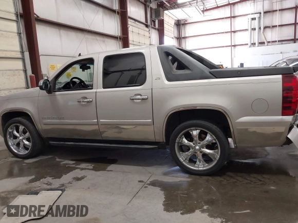 2007 Chevrolet Avalanche LTZ z VIN 3GNEC12037G144865, wystawiony jako IAAI lot #42592982 z przebiegiem 160 962 mil mil oraz . Historia ofert i sprzedaży dostępna na DreamBid. Obrazek 14.