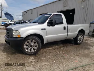 2004 Ford F-250 XL z VIN 1FTNF20L04EA69791, wystawiony jako Copart lot #54424805 z przebiegiem 257 994 mil mil oraz Szkody całkowita. Historia ofert i sprzedaży dostępna na DreamBid. Obrazek 1.