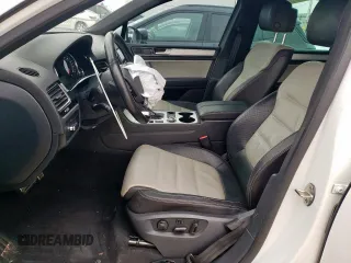 2017 Volkswagen Touareg Wolfsburg Edition z VIN WVGRF7BP2HD006004, wystawiony jako Copart lot #46347485 z przebiegiem 59 345 mil mil oraz Szkoda całkowita • Salvage title. Historia ofert i sprzedaży dostępna na DreamBid. Obrazek 7.