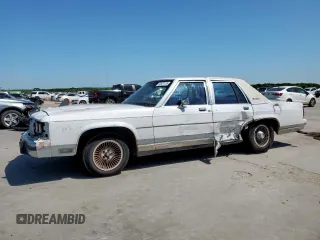 1991 Ford Crown Victoria z VIN 2FACP74FXMX135645, wystawiony jako Copart lot #52527135 z przebiegiem 79 667 mil mil oraz Czysty tytuł • Clean title. Historia ofert i sprzedaży dostępna na DreamBid. Obrazek 1.