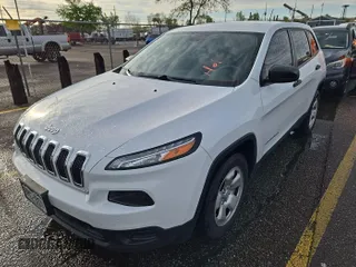 2017 Jeep Cherokee Sport z VIN 1C4PJLAB5HW660525, wystawiony jako IAAI lot #42466421 z przebiegiem 102 392 mil mil oraz . Historia ofert i sprzedaży dostępna na DreamBid. Obrazek 1.