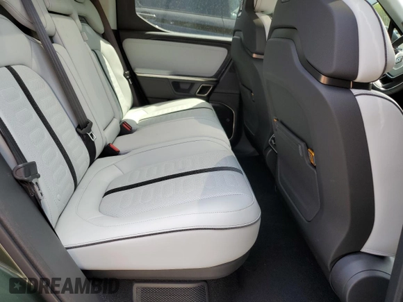 2024 Rivian R1T Adventure z VIN 7FCTGCAA1RN030829, wystawiony jako Copart lot #55557565 z przebiegiem Nie podano mil oraz Szkody całkowita. Historia ofert i sprzedaży dostępna na DreamBid. Obrazek 10.