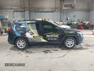 2015 Jeep Cherokee Latitude z VIN 1C4PJMCBXFW588169, wystawiony jako IAAI lot #42352710 z przebiegiem 175 650 mil mil oraz . Historia ofert i sprzedaży dostępna na DreamBid. Obrazek 13.