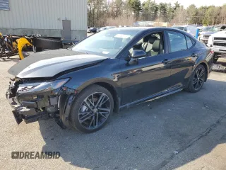 2025 Toyota Camry LE z VIN 4T1DBADK5SU015503, wystawiony jako Copart lot #51480665 z przebiegiem 3 525 mil mil oraz Szkoda całkowita • Salvage title. Historia ofert i sprzedaży dostępna na DreamBid. Obrazek 1.