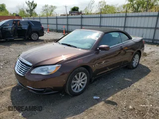 2013 Chrysler 200 Touring z VIN 1C3BCBEG4DN703955, wystawiony jako Copart lot #56377015 z przebiegiem 42 867 mil mil oraz Szkoda całkowita • Salvage title. Historia ofert i sprzedaży dostępna na DreamBid. Obrazek 1.
