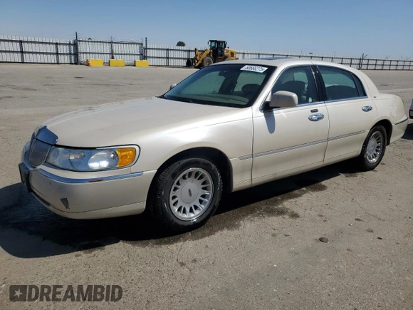 2002 Lincoln Town Car Cartier z VIN 1LNHM83W72Y617952, wystawiony jako Copart lot #50666275 z przebiegiem 238 169 mil mil oraz Czysty tytuł • Clean title. Historia ofert i sprzedaży dostępna na DreamBid. Obrazek 1.