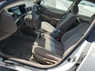 2001 Toyota Camry CE z VIN 4T1BG22KX1U795496, wystawiony jako Copart lot #59259765 z przebiegiem 87 713 mil mil oraz Czysty tytuł • Clean title. Historia ofert i sprzedaży dostępna na DreamBid. Obrazek 7.