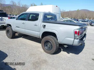 2020 Toyota Tacoma SR5 z VIN 5TFCZ5AN5LX229019, wystawiony jako IAAI lot #41907694 z przebiegiem 79 355 mil mil oraz . Historia ofert i sprzedaży dostępna na DreamBid. Obrazek 3.