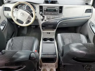 2012 Toyota Sienna SE z VIN 5TDXK3DC9CS222519, wystawiony jako Copart lot #50948145 z przebiegiem 245 553 mil mil oraz Szkoda całkowita • Salvage title. Historia ofert i sprzedaży dostępna na DreamBid. Obrazek 8.