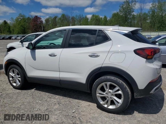 2021 Buick Encore GX Preferred z VIN KL4MMCSL8MB174725, wystawiony jako Copart lot #57096485 z przebiegiem 51 071 mil mil oraz Szkoda całkowita • Salvage title. Historia ofert i sprzedaży dostępna na DreamBid. Obrazek 2.