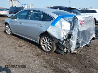 2013 Toyota Avalon XLE z VIN 4T1BK1EB7DU035647, wystawiony jako IAAI lot #42456762 z przebiegiem 136 018 mil mil oraz . Historia ofert i sprzedaży dostępna na DreamBid. Obrazek 3.