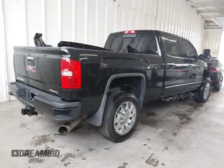 2016 GMC Sierra 2500HD Denali z VIN 1GT12UE82GF207890, wystawiony jako IAAI lot #41994971 z przebiegiem 101 221 mil mil oraz . Historia ofert i sprzedaży dostępna na DreamBid. Obrazek 4.