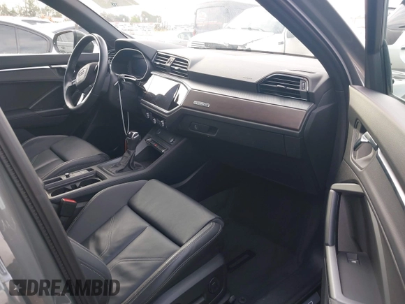 2023 Audi Q3 S line Premium z VIN WA1DECF38P1137384, wystawiony jako IAAI lot #41895727 z przebiegiem 28 529 mil mil oraz . Historia ofert i sprzedaży dostępna na DreamBid. Obrazek 5.