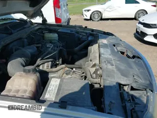 2006 Chevrolet Silverado 1500 Work Truck z VIN 1GCEC19X96Z235083, wystawiony jako IAAI lot #43237462 z przebiegiem 235 910 mil mil oraz . Historia ofert i sprzedaży dostępna na DreamBid. Obrazek 12.