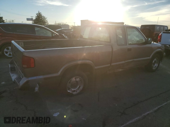 1997 GMC Sonoma SLS with VIN 1GTCS19X0V8510886, listed as a Copart auction lot 85332554 with 88,447 mi miles and Salvage Title. Bid and sale history available at carsss.com. Image 3.