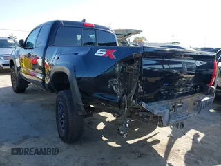 2020 Toyota Tacoma SR z VIN 3TYRZ5CN7LT000455, wystawiony jako IAAI lot #42313072 z przebiegiem 43 815 mil mil oraz . Historia ofert i sprzedaży dostępna na DreamBid. Obrazek 3.