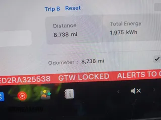 2024 Tesla Model Y z VIN 7SAYGDED2RA325538, wystawiony jako IAAI lot #42180492 z przebiegiem 8 738 mil mil oraz . Historia ofert i sprzedaży dostępna na DreamBid. Obrazek 15.