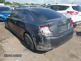 2011 Scion tC z VIN JTKJF5C74B3008878, wystawiony jako IAAI lot #42435425 z przebiegiem 152 737 mil mil oraz . Historia ofert i sprzedaży dostępna na DreamBid. Obrazek 3.